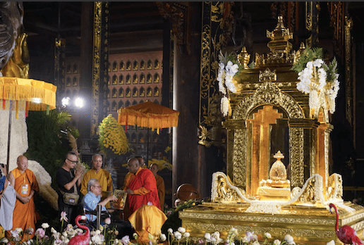 Món quà bất ngờ từ tăng sĩ Ấn Độ dành cho người đàn ông ngồi xe lăn tại chùa Bái Đính